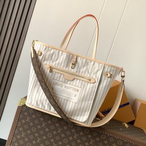 Alternative view of M28407 Off-White M12257 Rose Red M11947 Yellow M12096 Bright Red As one of Louis Vuitton's iconic designs, the Neverfull Bandoulière Inside Out Medium handbag features Monogram canvas and striped fabric in a reversible design that showcases contemporary flair.The detachable shoulder strap allows for crossbody wear, while the side hook closure transforms it into a hobo bag.28 x 14 x 31 cm (H x W x L) Monogram coated canvas / Fabric Coated canvas and fabric Cowhide leather trim Metal hardware Hook closure Printed zipper Interior patch pocket Side ribbon Side hook closure Shoulder strap: Removable, non-adjustable Strap length: 42.0 cm Handles:Double handles Made in France, Spain, Italy, and the USA